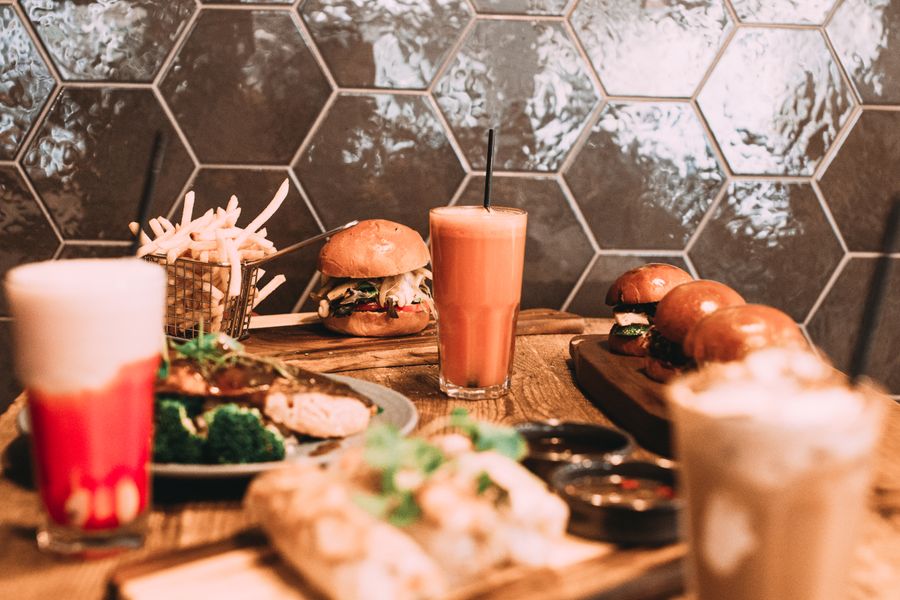 Dos hamburguesas con papas y bebidas del combo doble